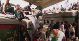 ঈদযাত্রায় ট্রেনে উপচে পড়া ভিড়, বৈরী আবহাওয়ায় ভোগান্তি